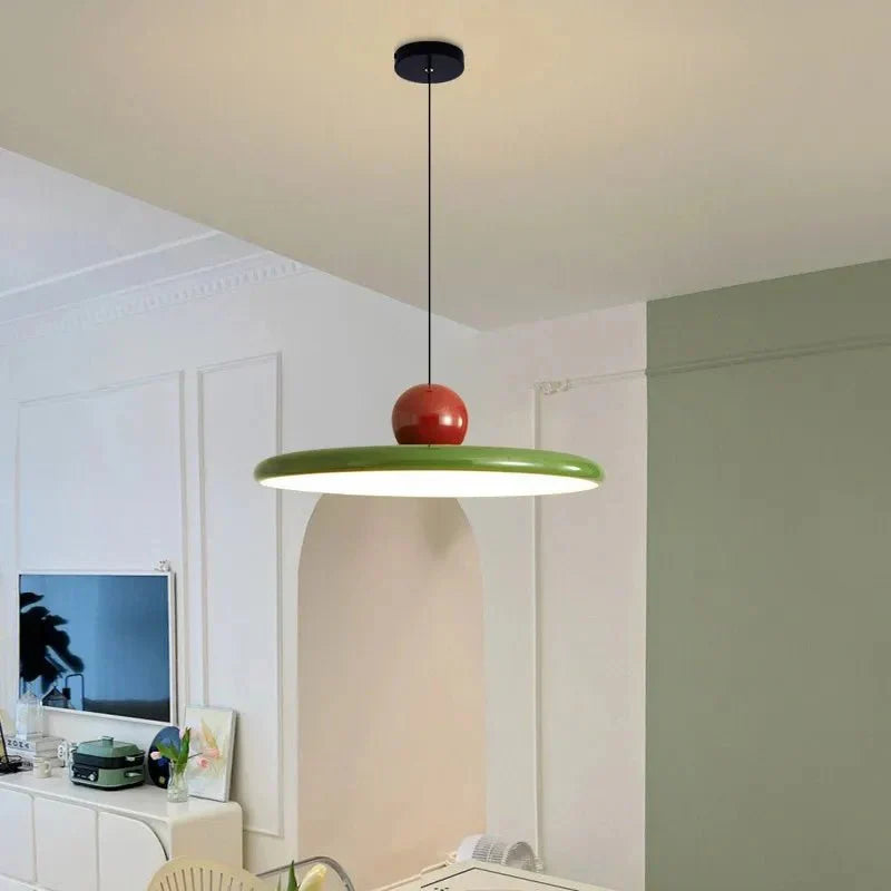Trendy Schlafzimmerlampe: Moderne Bauhaus Glas-Pendelleuchte. Perfekte Innenbeleuchtung im skandinavischen Stil.