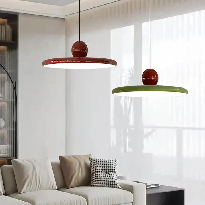 Minimalistische Bauhaus Glas-Hängelampe mit Metallelementen. Eine moderne Pendelleuchte für zeitgemäße Innenräume.