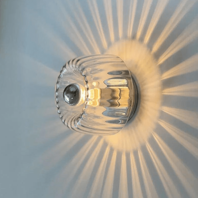 Moderne Bauhaus Wandlampe im skandinavischen Stil, Glas & Metall Design. Perfekt für elegante Innenbeleuchtung.