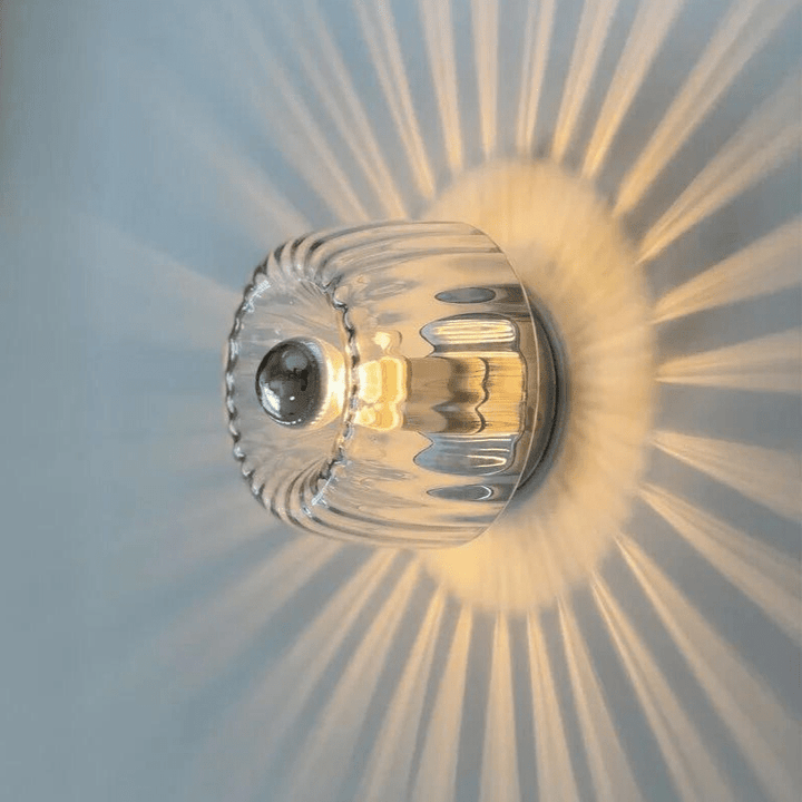 Moderne Bauhaus Wandlampe im skandinavischen Stil, Glas & Metall Design. Perfekt für elegante Innenbeleuchtung.