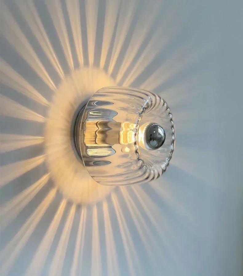 Ästhetische Designlampe: Skandinavische Wandleuchte im Bauhaus-Stil aus Glas und Metall für elegante Deko.
