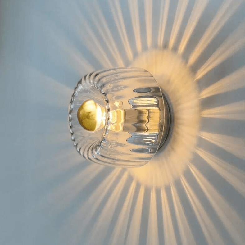 Impactvolle Wandbeleuchtung: Modernes Bauhaus-Design, skandinavische Eleganz, Glas- und Metalllampe.