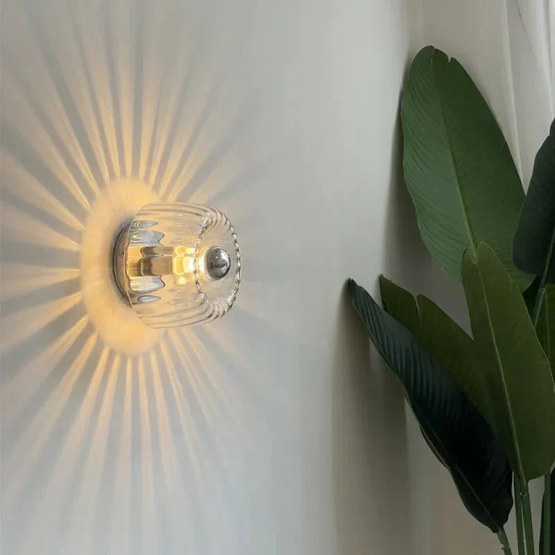 Minimalistische Glas Wandlampe im skandinavischen Stil. Moderne Dekoration und Beleuchtung für Ihr Zuhause.