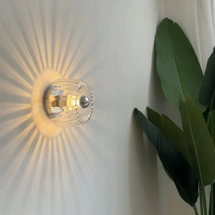 Minimalistische Glas Wandlampe im skandinavischen Stil. Moderne Dekoration und Beleuchtung für Ihr Zuhause.