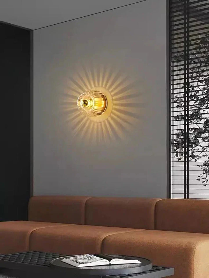 Design Wandlampe: Bauhaus-inspirierte Beleuchtung aus Glas & Metall. Ideal als Flur- oder Schlafzimmerlampe.