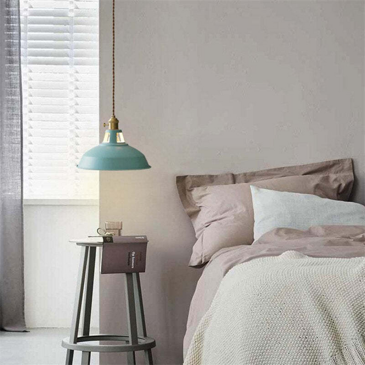Stilvolle bunte LED-Hängelampe, modern, als Deckenleuchte für Esszimmer und Wohnzimmer.