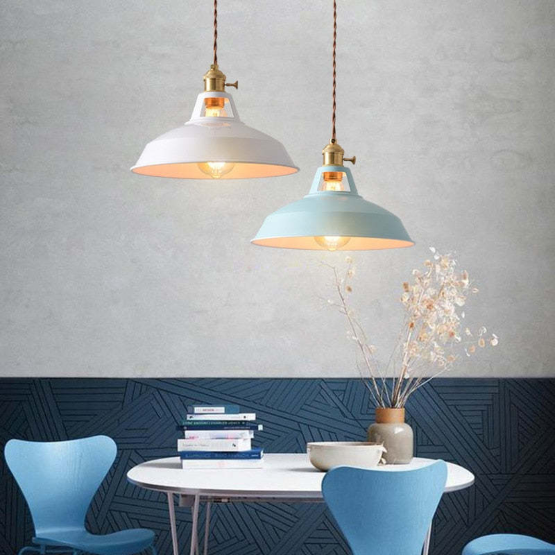 Stilvolle farbige LED-Hängelampe, modern, für Ambiente in Wohn- oder Esszimmer. Energieeffizient.