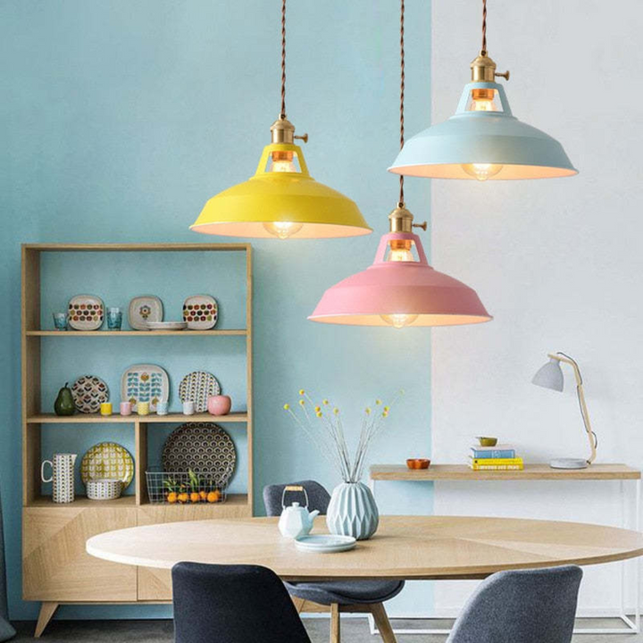 Moderne bunte LED-Designlampe als Hängelampe für Schlafzimmer. Ein Blickfang.