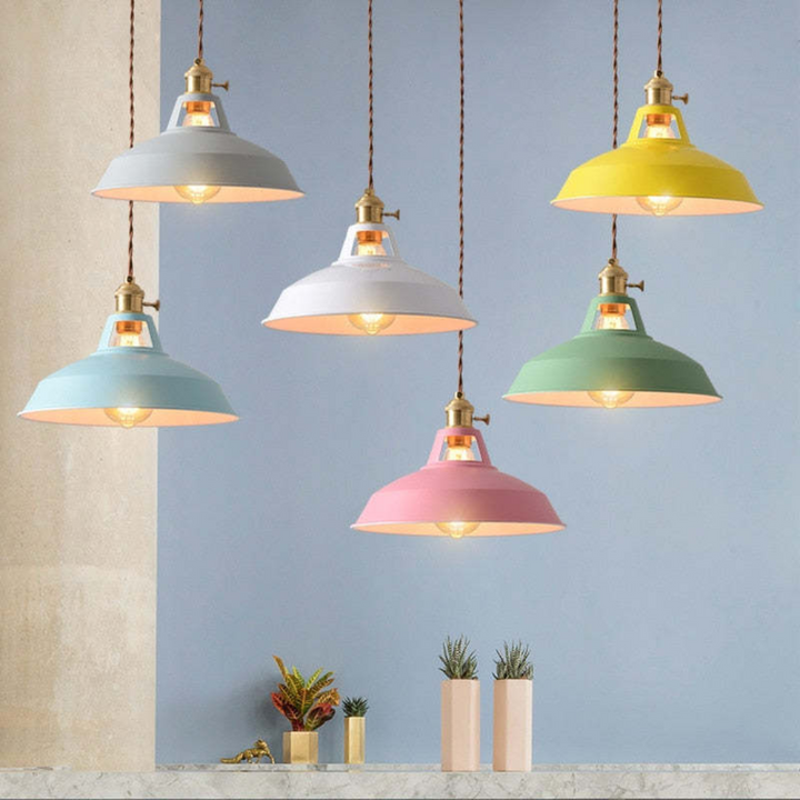 Moderne farbige LED-Hängelampe, ideal für Esszimmer. Stilvolle und energieeffiziente Beleuchtung.