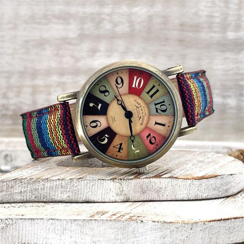 Moderne Damen-Armbanduhr: mehrfarbiges Regenbogen-Design, PU-Lederarmband. Nickelfrei & verstellbar für höchsten Komfort.
