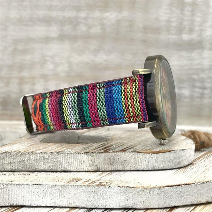 Elegante Damen-Armbanduhr mit buntem Regenbogen-Zifferblatt. Ein modisches Accessoire und ideale Geschenkidee für Frauen.