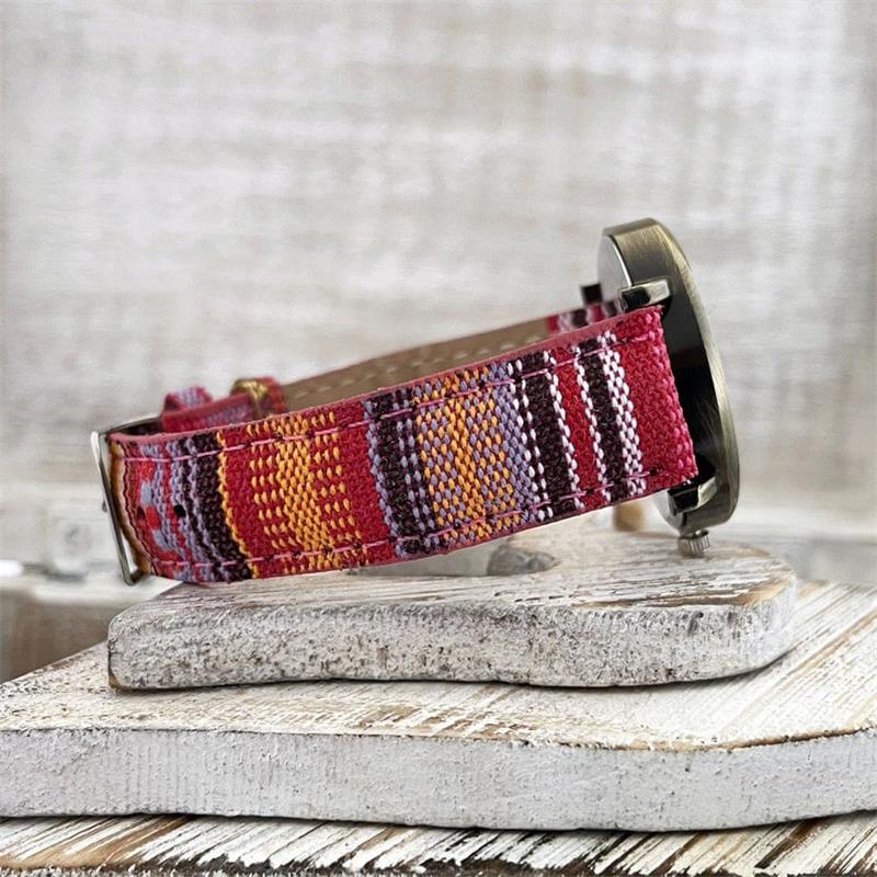Detailaufnahme der bunten Regenbogen-Damenuhr. Nickelfreies PU-Lederarmband, verstellbar für optimalen Sitz am Handgelenk.