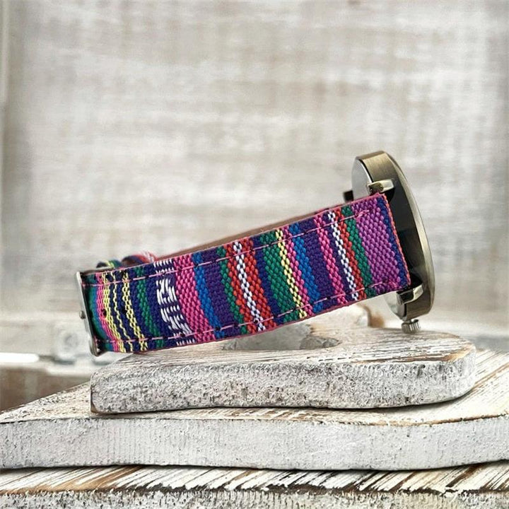 Auffällige Damen-Armbanduhr im Regenbogen-Design. Buntes Zifferblatt mit lebendigem Farbwechsel-Effekt. Stilvoll & modern.