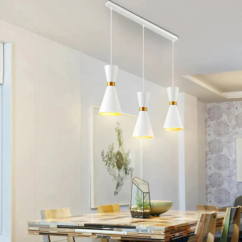 Zeitgemäße Hängelampe, LED-kompatibel, schafft einladende Atmosphäre als Designleuchte in jedem Raum.