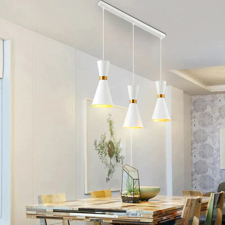 Zeitgemäße Hängelampe, LED-kompatibel, schafft einladende Atmosphäre als Designleuchte in jedem Raum.