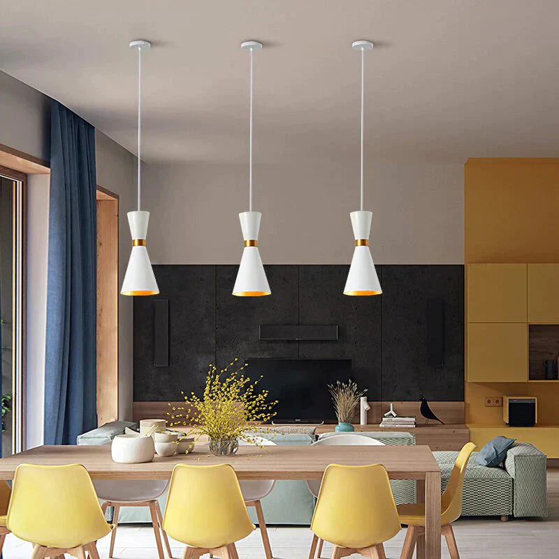 Moderne LED-kompatible Pendelleuchte, perfekt als stilvolle Beleuchtung für Wohn- und Essbereiche.