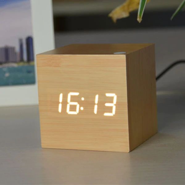 Digitale Würfeluhr, eine moderne Geschenkidee für Arbeitszimmer & Co.