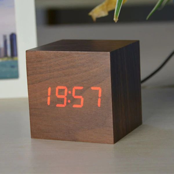 Moderne digitale Tischuhr im Würfel-Design. Perfekte Dekoration für Homeoffice, Wohn- oder Schlafzimmer.