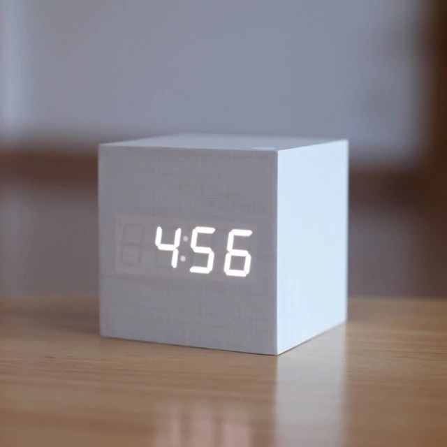 Frontansicht der digitalen Würfeluhr. Zeigt die Zeit, ein modernes Homeoffice-Accessoire & Dekoration.