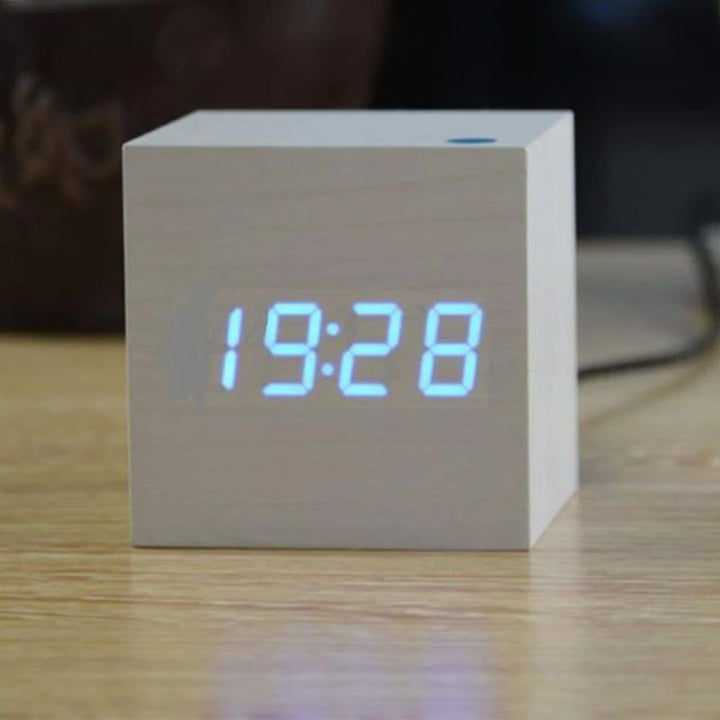 Nahaufnahme der digitalen Würfeluhr. Detailansicht des modernen Designs und der klaren Anzeige.