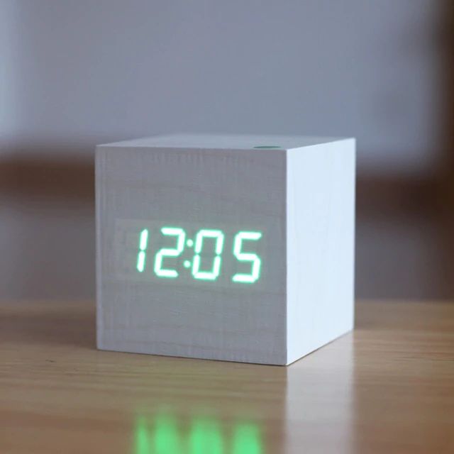 Digitale Tischuhr im Würfel-Design auf einem modernen Schreibtisch. Perfekt für das Homeoffice.