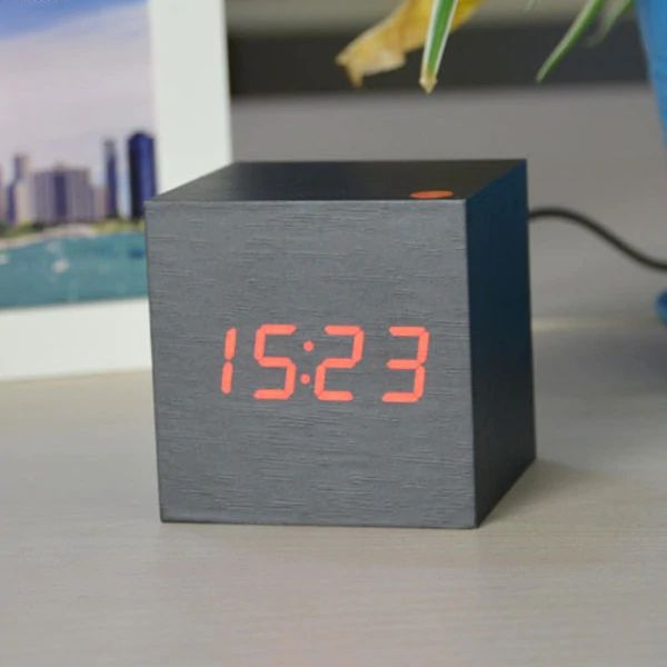 Elegante digitale Kubusuhr für das Wohnzimmer. Modernes Wohnaccessoire und präziser Zeitmesser.