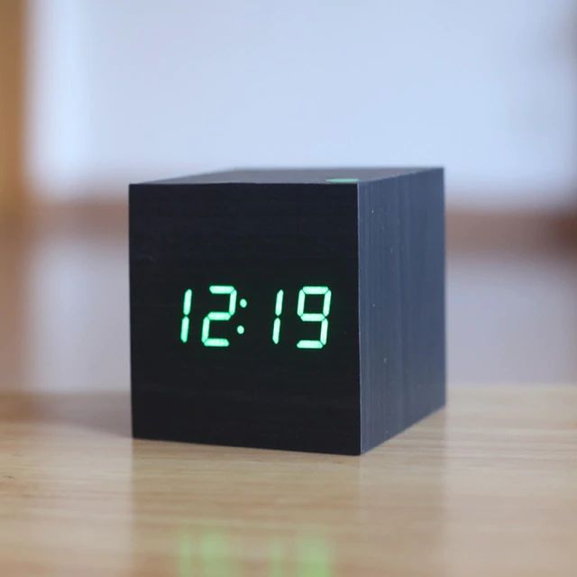 Moderne digitale Tischuhr im Würfel-Stil. Ein minimalistischer Blickfang für jedes Zimmer & Geschenkidee.