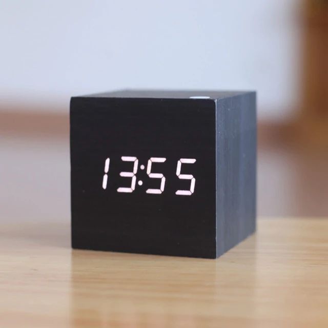 Kubische Digitaluhr mit hellem Display, ideal für Büro, Schlafzimmer oder als stylische Uhr.