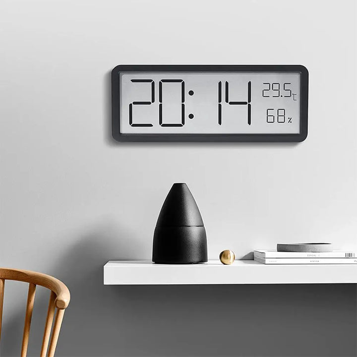 Moderne digitale Wand- & Tischuhr TimeGlow mit großen Ziffern, Temperatur- & Luftfeuchtigkeitsanzeige.