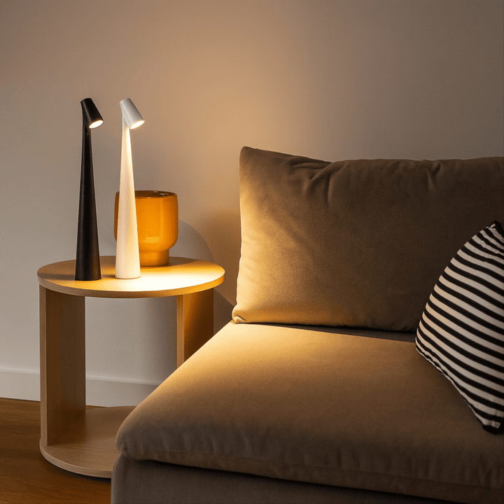 Energiesparende dimmbare LED Tischlampe, kabellos & wiederaufladbar. Modern für drinnen & draußen.