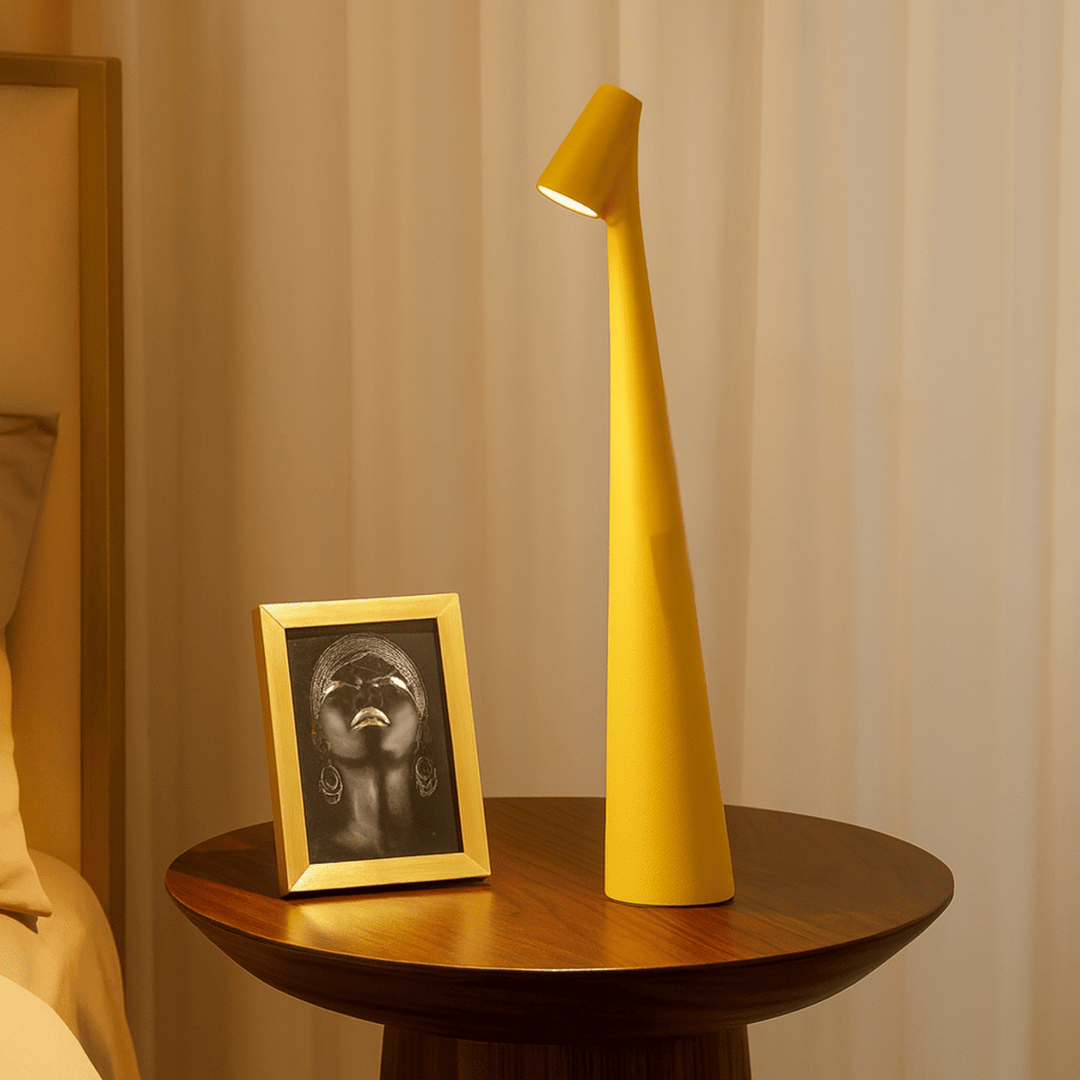 Robuste Metall LED Tischlampe, kabellos, dimmbar & wiederaufladbar. Modernes Design für Akzentlicht.