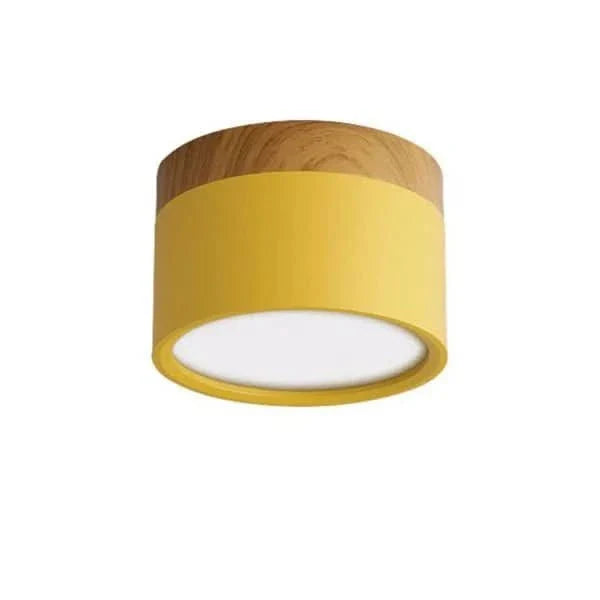 Detail der dimmbaren LED Deckenleuchte im modernen Holzdesign. Energiesparende Innenbeleuchtung.