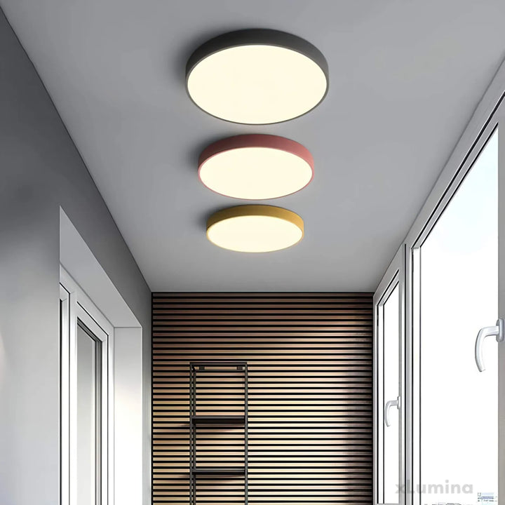 Runde weiße LED Deckenleuchte mit Farbwechsel, dimmbar, perfekt für ein modernes Wohnzimmer.