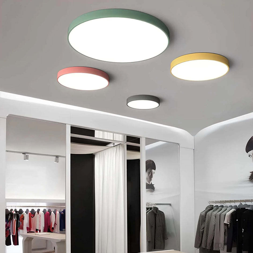 Nahaufnahme: Moderne LED Deckenleuchte mit leuchtendem Farbwechsel-Effekt und eleganter Oberfläche.