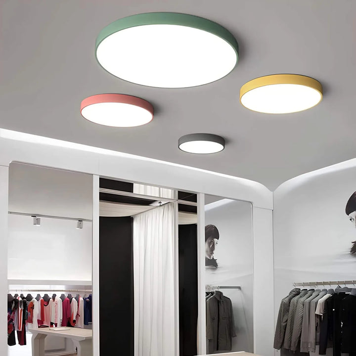 Nahaufnahme: Moderne LED Deckenleuchte mit leuchtendem Farbwechsel-Effekt und eleganter Oberfläche.