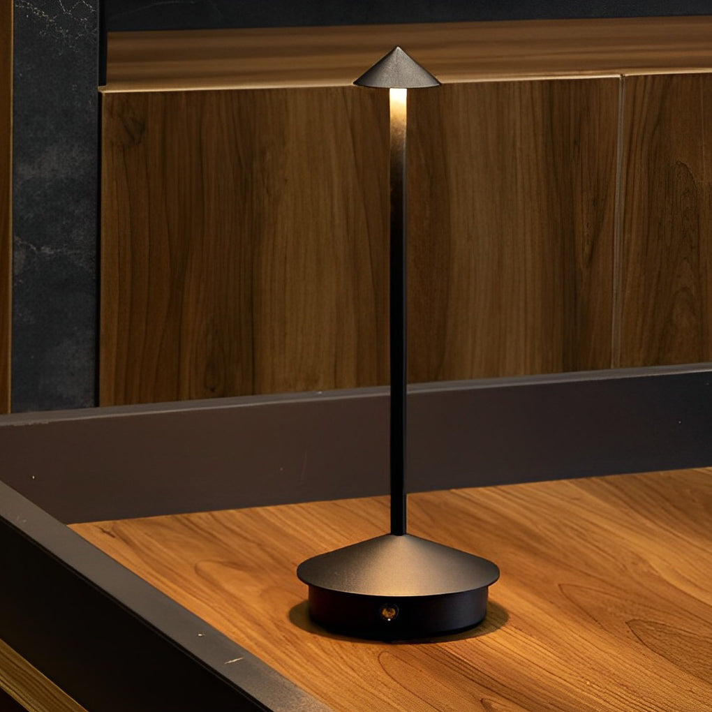 Moderne dimmbare LED-Tischlampe aus Aluminium, kabellos, USB-betrieben, für warmweißes Ambiente.
