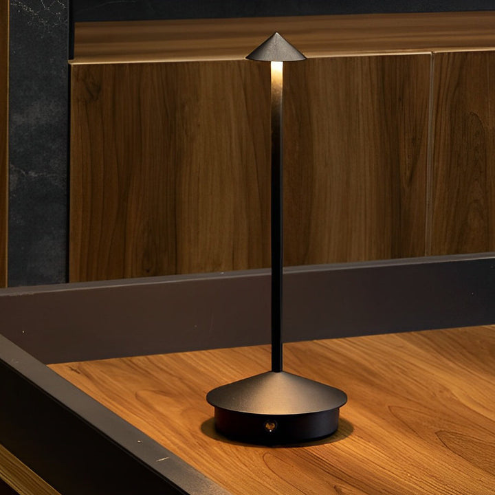 Moderne dimmbare LED-Tischlampe aus Aluminium, kabellos, USB-betrieben, für warmweißes Ambiente.