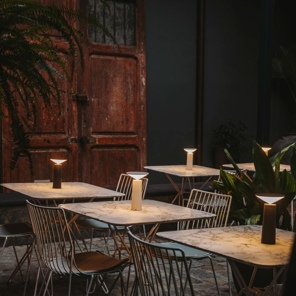 Elegante, dimmbare Schreibtischlampe mit drehbarem LED-Kopf, ideal als Leselampe und Raumlicht.