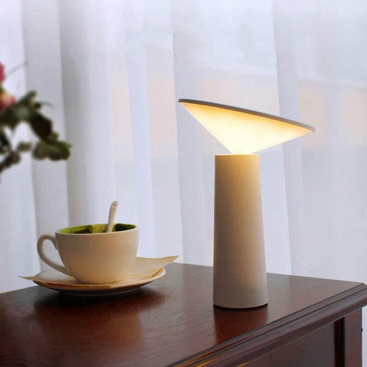 Vielseitige LED-Tischleuchte, dimmbar und mit 360° drehbarem Schirm, ideal für jeden Raum und Zweck.