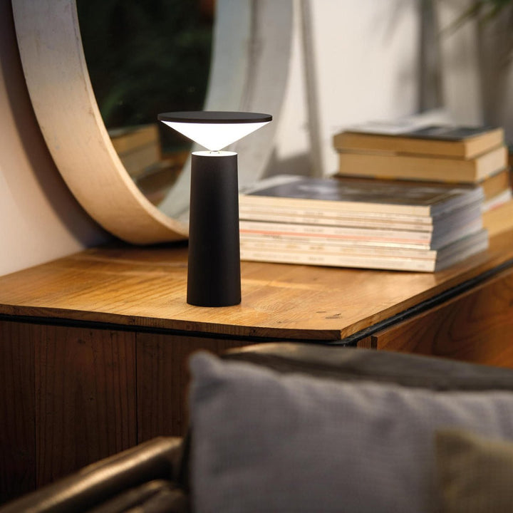 Kabellose, dimmbare LED-Tischlampe mit 360° schwenkbarem Licht für gemütliche Akzentbeleuchtung.