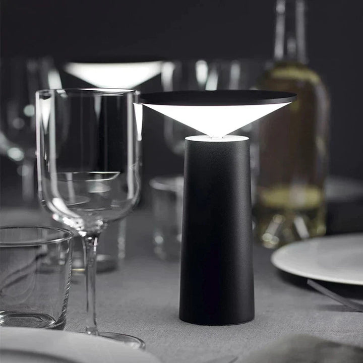 Stylische moderne Tischlampe mit dimmbarer LED-Beleuchtung und flexiblem, schwenkbarem Kopf.