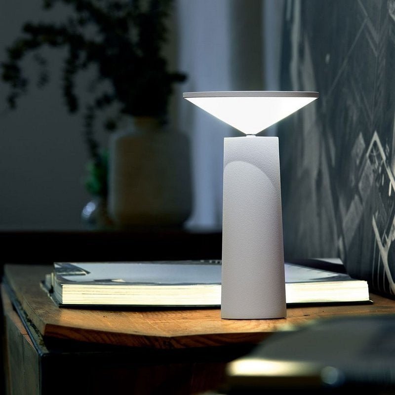 Flexible LED-Tischlampe, dimmbar und 360° drehbar, für optimale Beleuchtung in Wohn- und Arbeitsräumen.