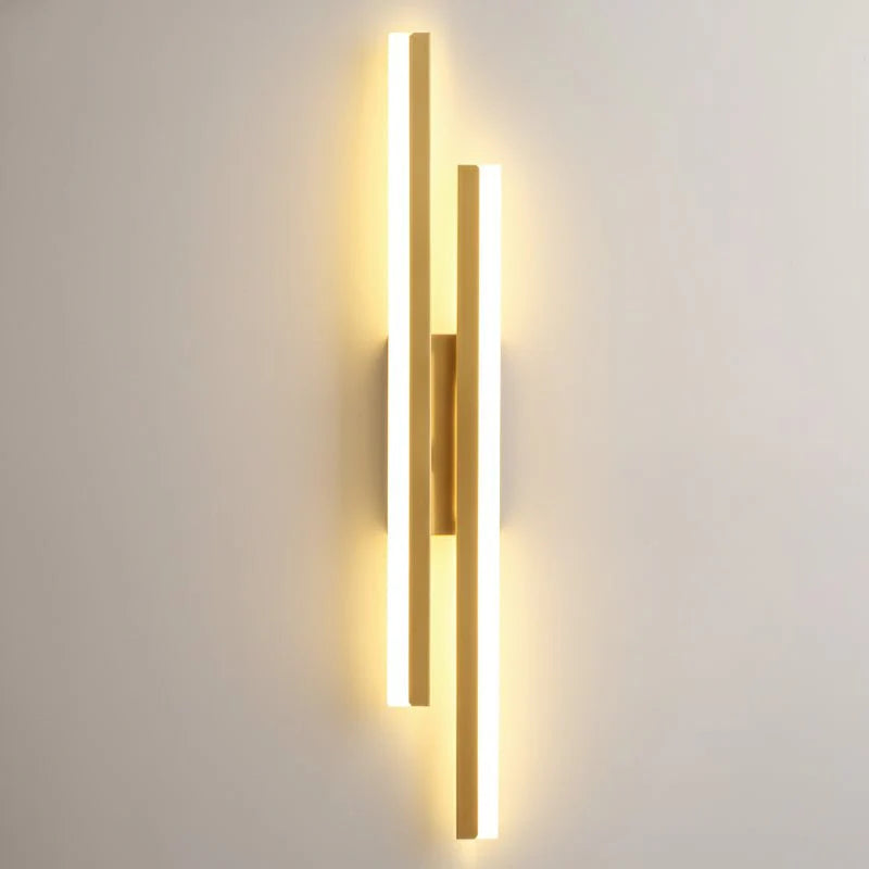 Elegante LED-Wandleuchte, gold, dimmbar. Schafft warme Atmosphäre in jedem Raum; 3-Farbmodi, modernes Design.