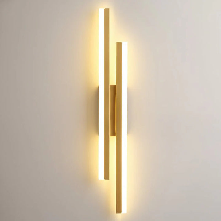 Elegante LED-Wandleuchte, gold, dimmbar. Schafft warme Atmosphäre in jedem Raum; 3-Farbmodi, modernes Design.