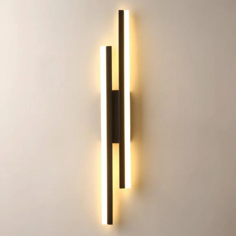 Dimmbare LED-Wandleuchte in Schwarz mit 3 Lichtfarben. Ideal für Wohnzimmer, Schlafzimmer; modernes Nordic-Design.