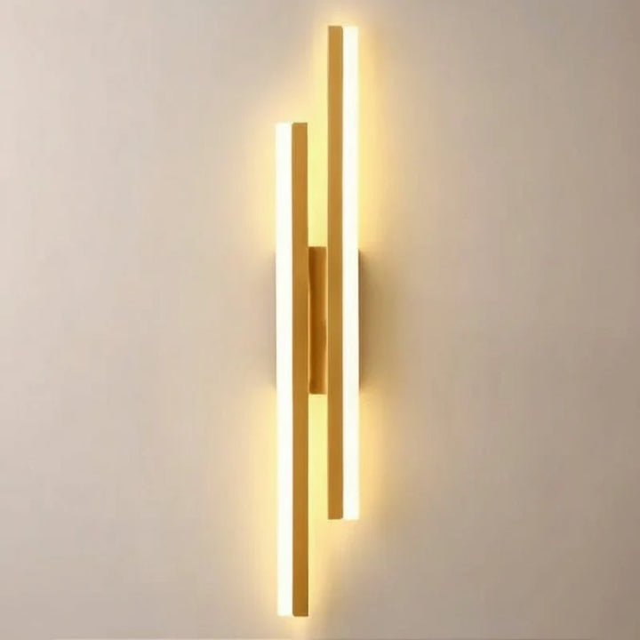 Stylische goldene LED-Wandleuchte, dimmbar, mit 3 Farbmodi. Moderne Beleuchtung für Flur und gemütliche Bereiche.