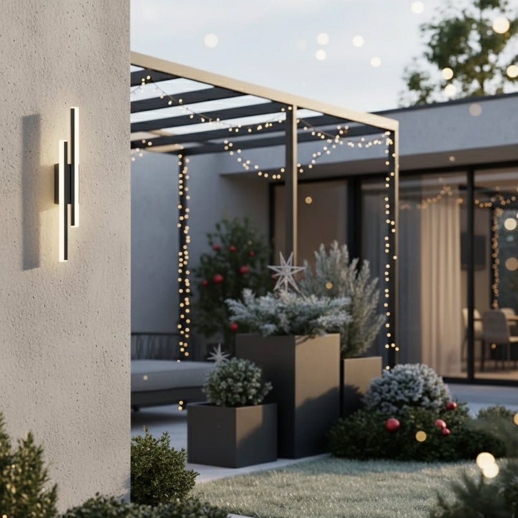 Elegante goldene LED-Wandleuchte mit Dimmfunktion, perfekt für Schlafzimmer; schafft angenehme Atmosphäre.