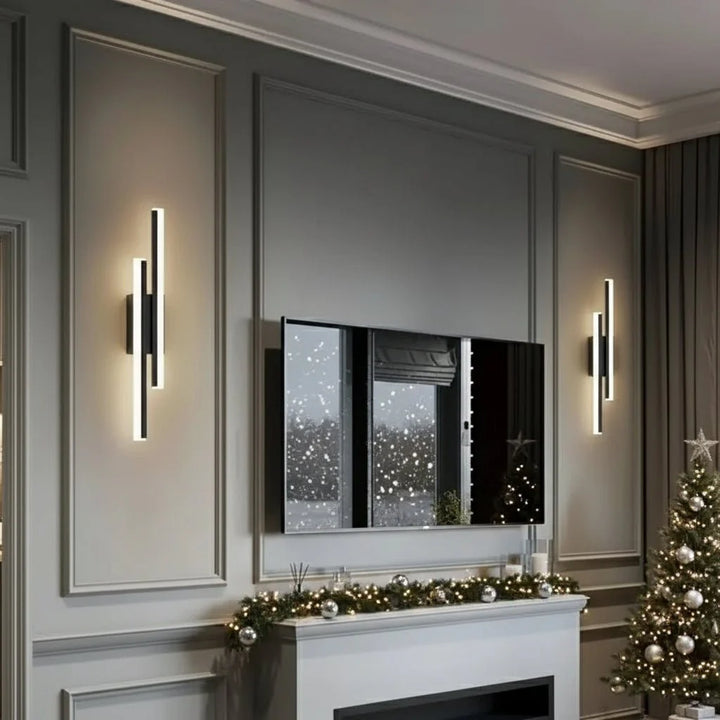 Schlanke LED-Wandlampe, dimmbar, gold. Moderne Innenbeleuchtung für ein stilvolles Ambiente im Schlafzimmer.