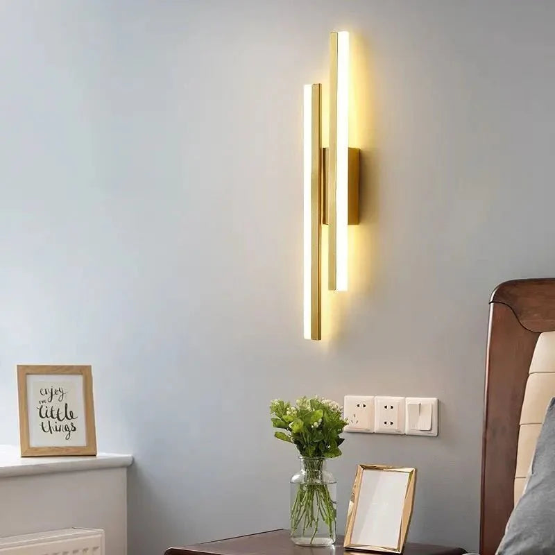 Atmosphärische goldene LED-Wandleuchte, dimmbar. Perfekt für Schlafzimmer & Wohnzimmer; 3 Lichtfarben wählbar.