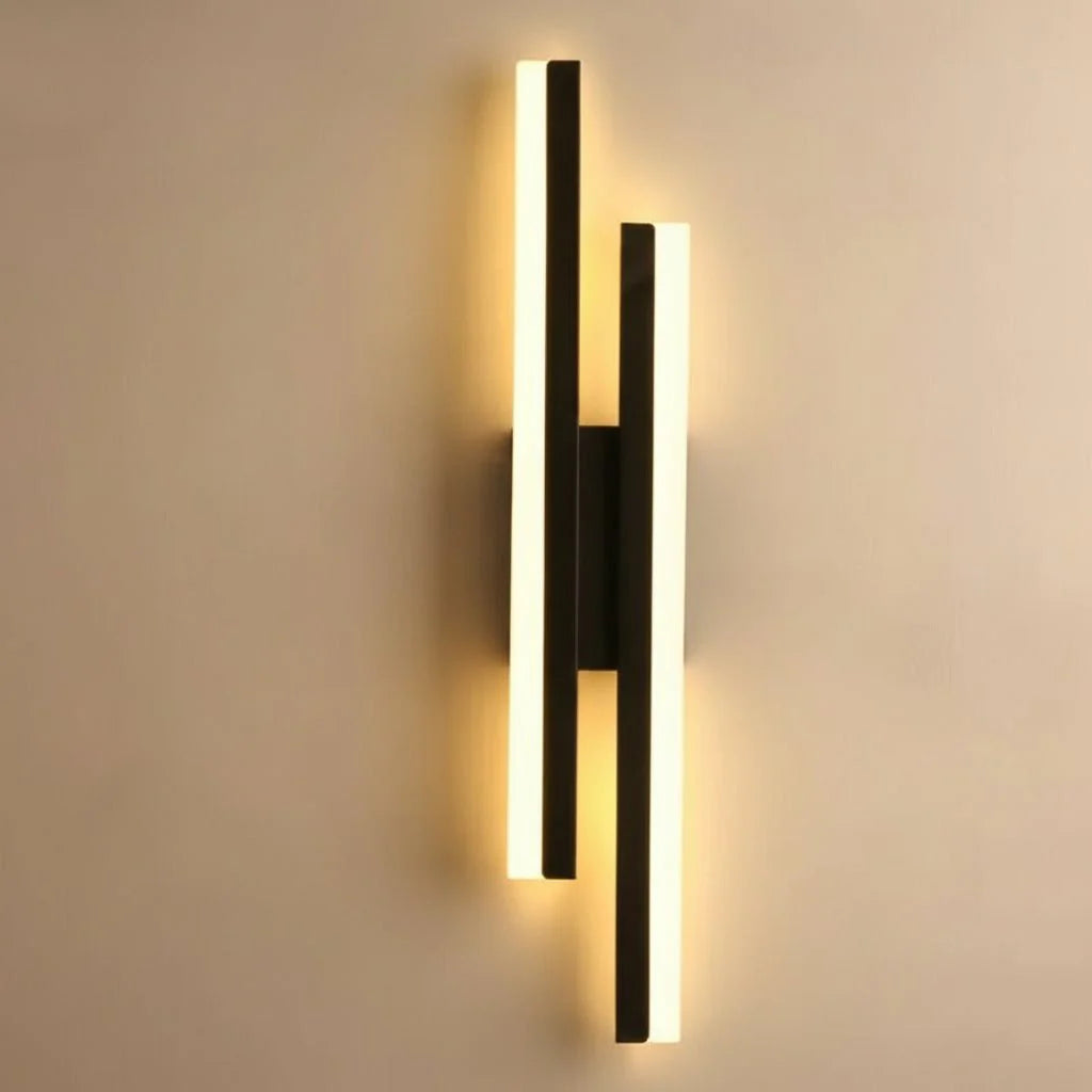 Trendige LED-Wandleuchte in Schwarz, dimmbar. Modernes Design für Innenbeleuchtung mit anpassbaren Farbmodi.